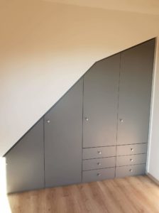Comment valoriser son intérieur avec un dressing sous escalier ?